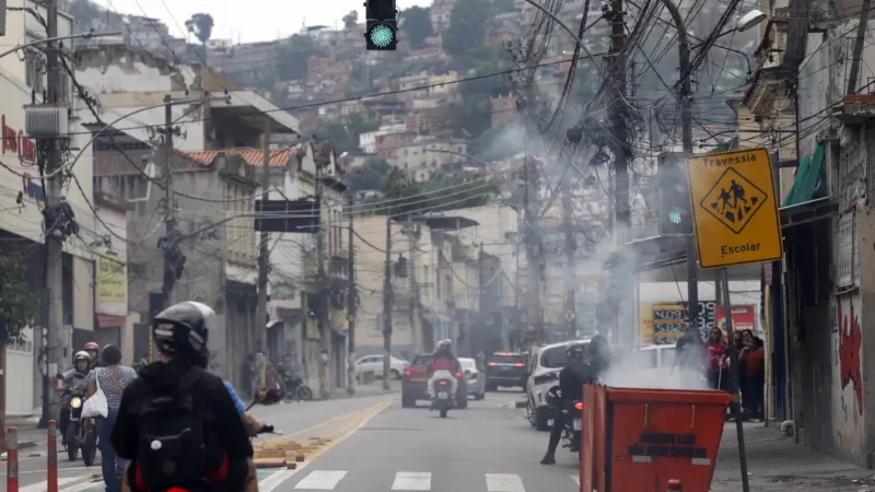 Rio de Janeiro: Megaoperação Policial Desmantela Estrutura do Comando Vermelho após Investigação de Um Ano